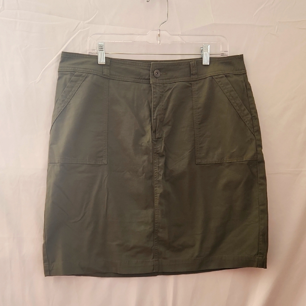 ⭐️3/$10⭐️ CJ Banks Green Knee-Length Skort